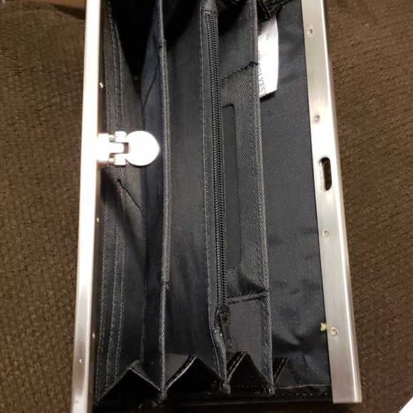 (2 Purses Le Chateau black wristlet & Black wallet - Picture 5 of 8